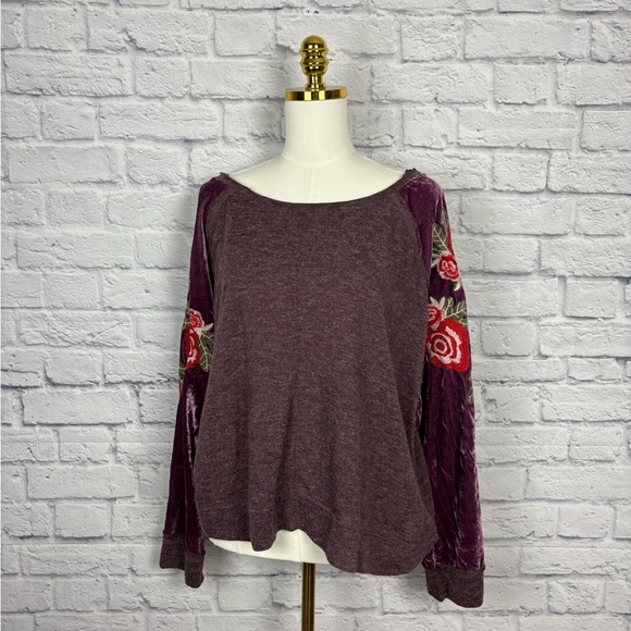 Umgee Tops - Umgee Scoop Neck Floral Embroidered Velvet Sleeves top size S